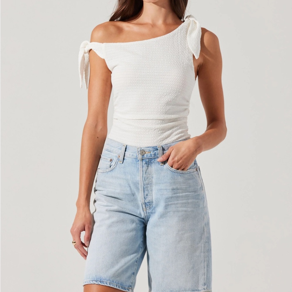 NWT - Lora Textured Off Shoulder Top - ASTR the Label (M)